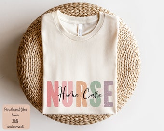 Peut inclure: Un t-shirt beige avec le texte "NURSE Home Care" en lettres stylisées colorées avec une texture mouchetée.
