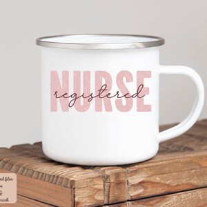 Puede incluir: Taza de esmalte blanco con un dise&ntilde;o rosa y marr&oacute;n que dice "NURSE registered".