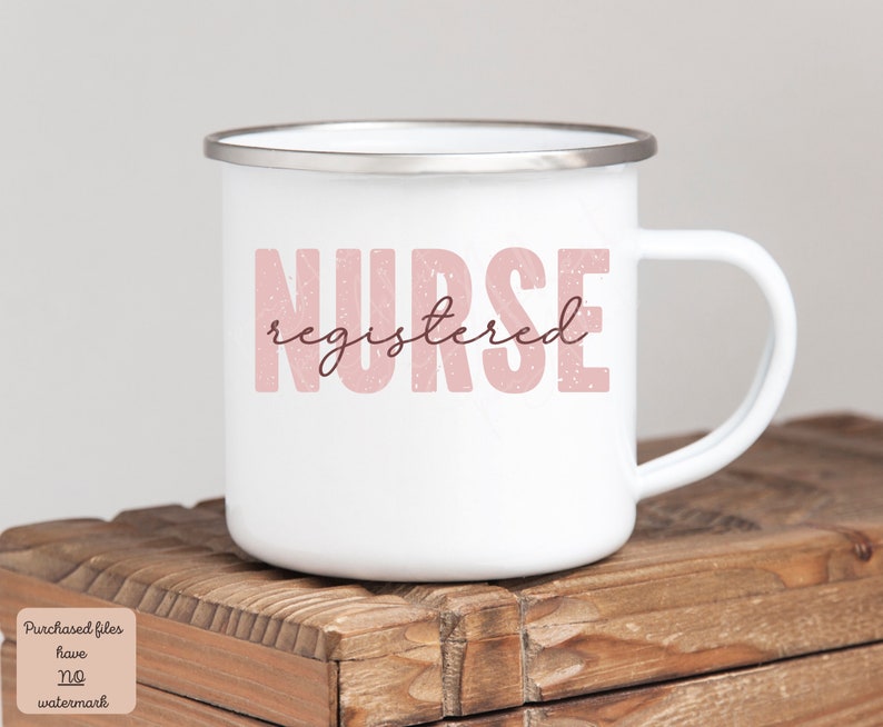 Puede incluir: Taza de esmalte blanco con un dise&ntilde;o rosa y marr&oacute;n que dice "NURSE registered".