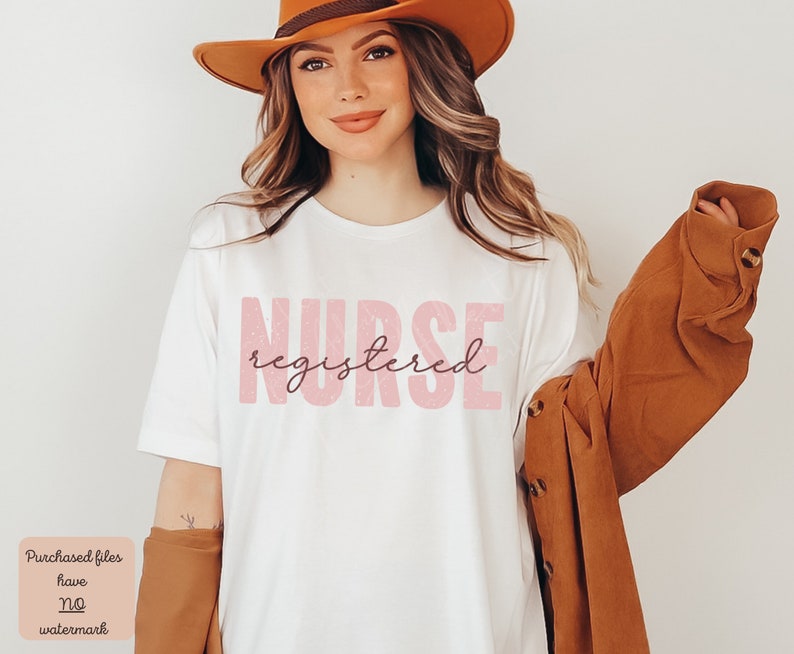 Puede incluir: Una camiseta blanca con el texto "NURSE registered" en rosa con una textura brillante.