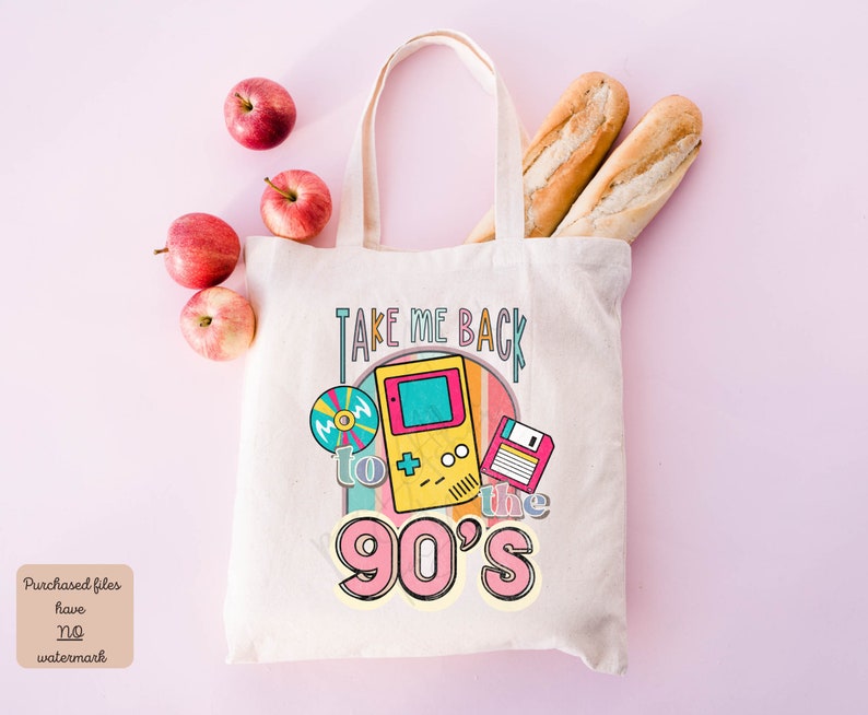 K&ouml;nnte beinhalten: Eine wei&szlig;e Canvas-Tragetasche mit dem Text "Take Me Back to the 90's" in bunter Retro-Schrift. Die Tasche zeigt eine Grafik einer alten Videospielkonsole, einer Diskette und einer CD.