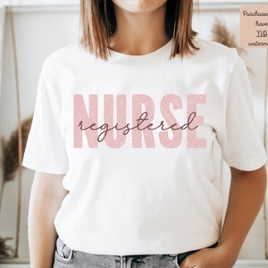 Puede incluir: Camiseta blanca con el texto "NURSE registered" en rosa con un aspecto desgastado.