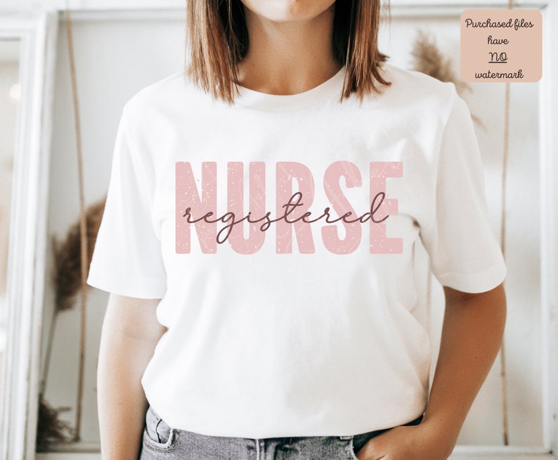 Puede incluir: Camiseta blanca con el texto "NURSE registered" en rosa con un aspecto desgastado.
