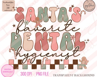 Może przedstawiać: Cyfrowy projekt graficzny z tekstem "SANTA'S FAVORITE DENTAL HYGIENIST" w stylu retro z akcentami w postaci cukierków i piernika. Tekst jest w kolorze różowym, zielonym i brązowym z kratką na dole.