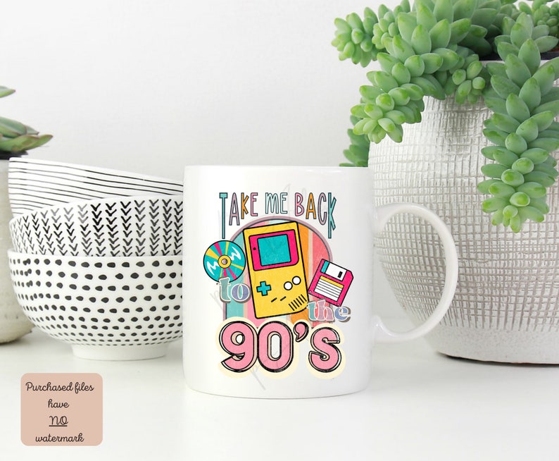 K&ouml;nnte beinhalten: Wei&szlig;e Keramiktasse mit einem bunten Grafikdesign, das eine Retro-Videospielkonsole, eine Diskette und eine CD zeigt. Der Text "Take Me Back to the 90's" ist auf die Tasse gedruckt.