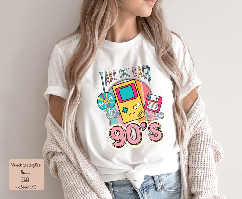 K&ouml;nnte beinhalten: Wei&szlig;es T-Shirt mit einem Grafikdesign, das "Take Me Back to the 90's" mit einem Retro-Videospiel, einer Diskette und einer CD sagt.