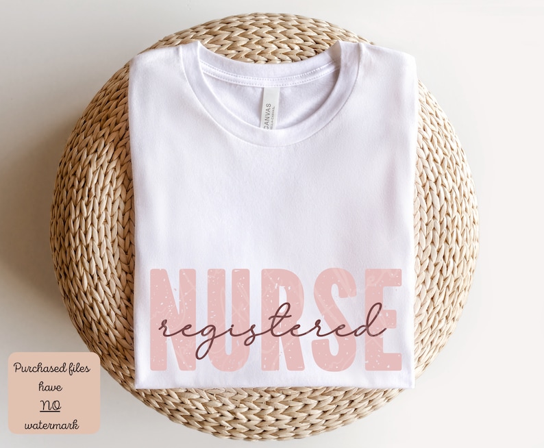 Puede incluir: Camiseta blanca con el texto "NURSE registered" en rosa con textura brillante.