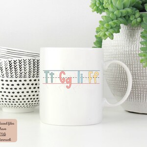 Pu&ograve; includere: Tazza in ceramica bianca con un design colorato delle lettere "Tt Gg Li Ff" su una linea nera. Le lettere sono di diversi colori, tra cui rosa, blu, giallo e arancione.