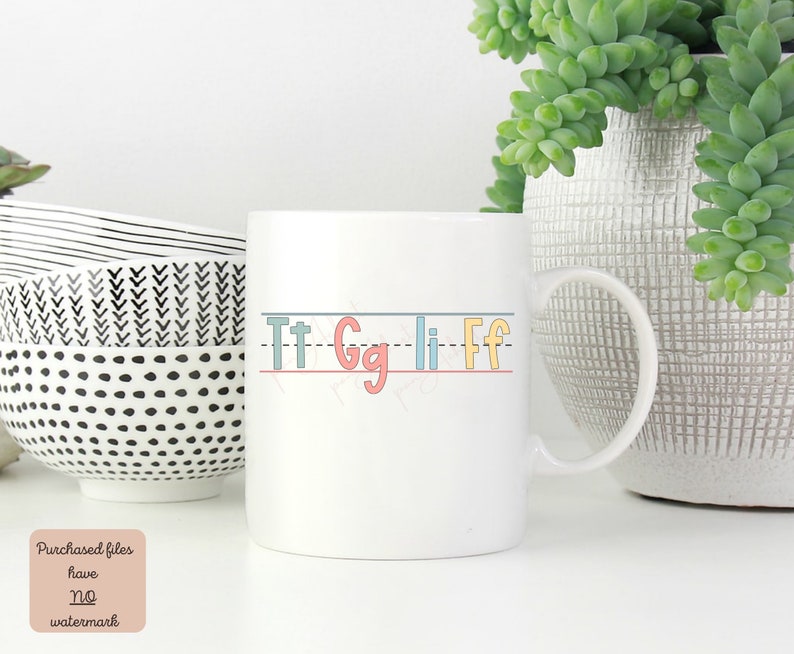 Pu&ograve; includere: Tazza in ceramica bianca con un design colorato delle lettere "Tt Gg Li Ff" su una linea nera. Le lettere sono di diversi colori, tra cui rosa, blu, giallo e arancione.