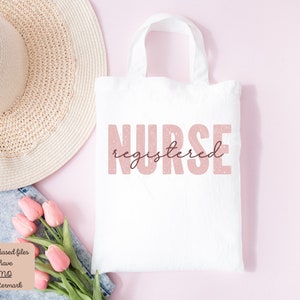 Puede incluir: Bolsa de tela blanca con el texto "NURSE registered" en rosa con textura brillante.