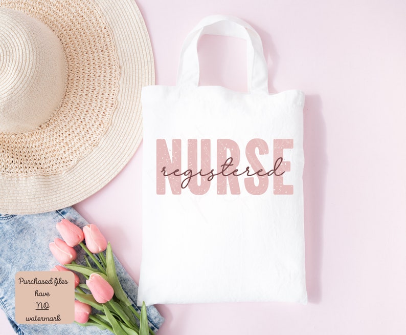 Puede incluir: Bolsa de tela blanca con el texto "NURSE registered" en rosa con textura brillante.