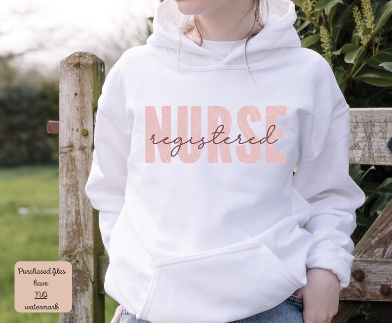 Puede incluir: Sudadera con capucha blanca con el texto "NURSE registered" en letras rosas.