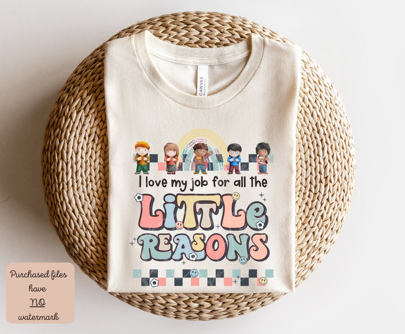 Pu&ograve; includere: Una maglietta beige con un design grafico colorato che presenta un gruppo di bambini e il testo "Amo il mio lavoro per tutte le PICCOLE RAGIONI".
