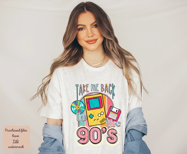 K&ouml;nnte beinhalten: Wei&szlig;es T-Shirt mit einem Grafikdesign, das ein Retro-Videospiel, eine Diskette und eine CD zeigt. Der Text auf dem Shirt lautet "Take Me Back to the 90's".