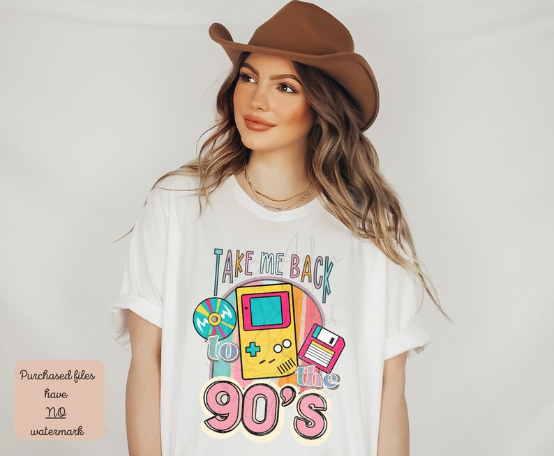 K&ouml;nnte beinhalten: Wei&szlig;es T-Shirt mit einem Grafikdesign, das ein Retro-Videospiel, eine Diskette und eine CD zeigt. Der Text auf dem Shirt lautet "Take Me Back to the 90's".