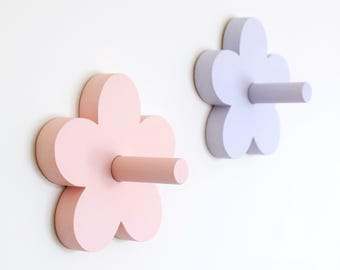 Wandhaak met pastelkleurige bloemen, kinderkamerdecor, jashaak madeliefje