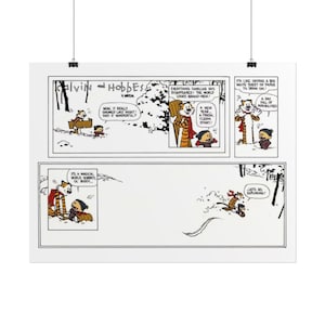 Könnte beinhalten: Ein schwarz-weiß Calvin und Hobbes Comic-Strip-Poster. Das Poster zeigt mehrere Panels mit Text und Illustrationen von Calvin und Hobbes in einer verschneiten Landschaft. Der Text enthält Sätze wie "Es ist eine magische Welt" und "Lasst uns erforschen!"