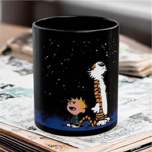Calvin and Hobbes Infinity Stars svart mugg 315 ml | Kaffekopp i keramik