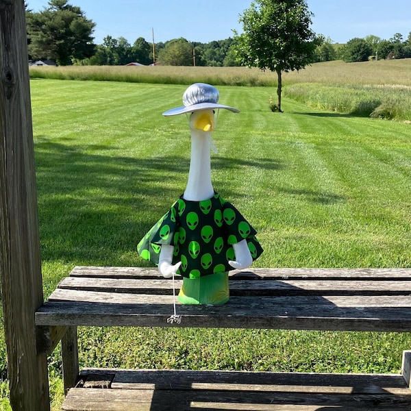 Disfraz de invasión alienígena para ganso o pato de césped de hormigón o plástico de 23 a 28 pulgadas (grande)