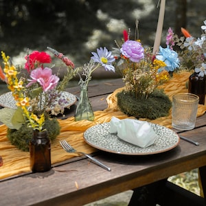 Wildflower Table Centerpiece: Meadow-Inspired Wedding Decor Arrangement