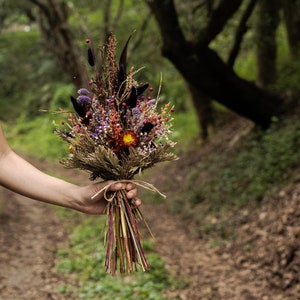 boho bouquet  for Halloween wedding, this bouquet is compose with dried flower. Prefect for Gothic wedding / fall Halloween / black wedding.