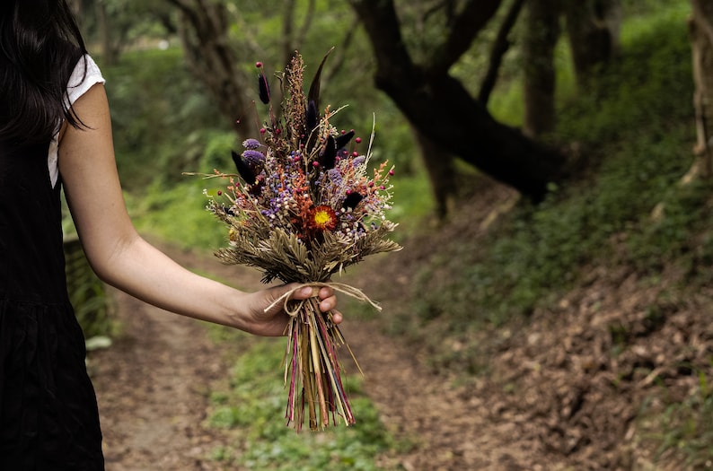 boho bouquet  for Halloween wedding, this bouquet is compose with dried flower. Prefect for Gothic wedding / fall Halloween / black wedding.