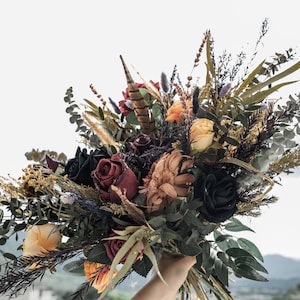 Halloween gothic moody bouquet for fall wedding / black rose bouquet / burgundy / Maroon / silk flower with dried flower filling