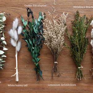 Scatola fai da te con fiori secchi / Composizione in vaso con boccioli di fiori bianchi e verdi / Boutonnières secche / Centrotavola da matrimonio / Decorazione