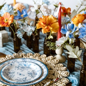 Flores de seda mixtas en azul, naranja y blanco para centro de mesa de jarrón, boda de verano o decoración de mesa de boda.