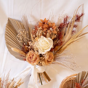 Rustic boho palm leaf terracotta bouquet, made with silk flower, dried palm leaf and dried baby breat. This collection is great for spring summer wedding.