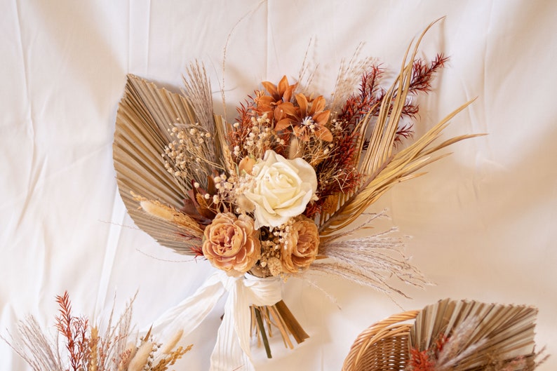 Rustic boho palm leaf terracotta bouquet, made with silk flower, dried palm leaf and dried baby breat. This collection is great for spring summer wedding.