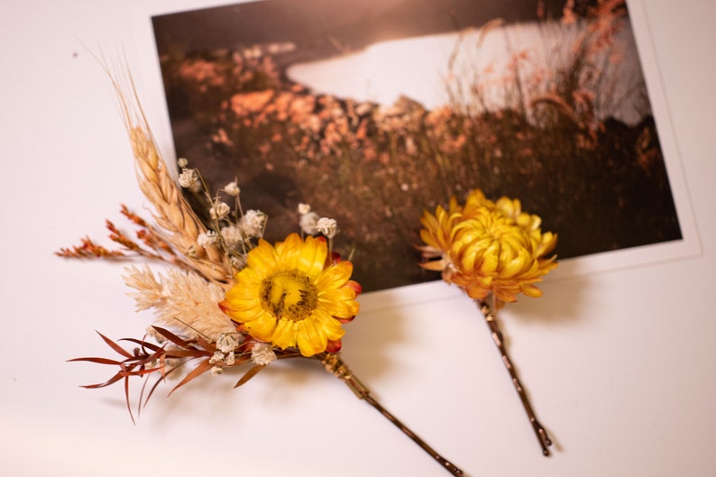 2 pieces dried straw flower hairpins.