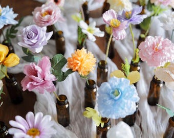 Centro de mesa con flores de seda en tonos pastel: Decoración de mesa para bodas de verano