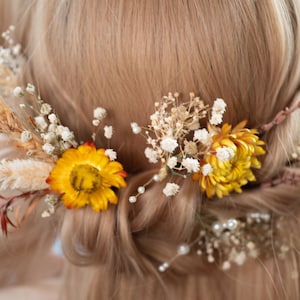 Straw flower hairpins for fall boho wedding. Easy to apply and hair set up.