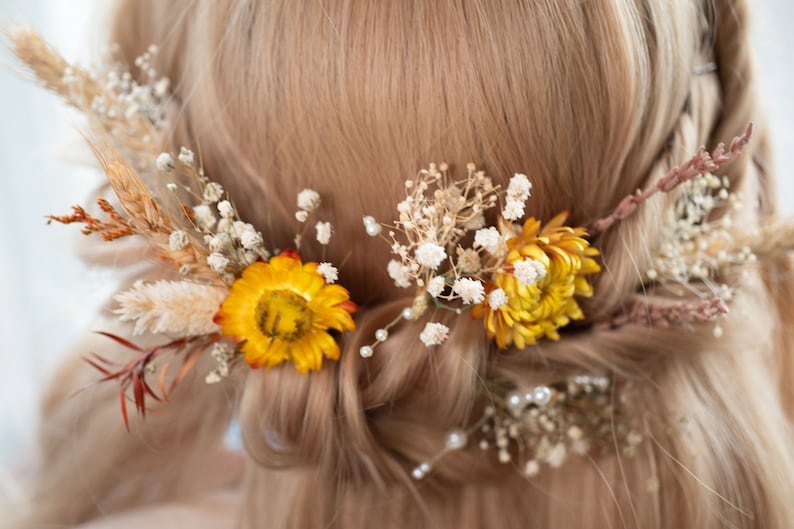 Straw flower hairpins for fall boho wedding. Easy to apply and hair set up.