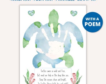 Op de afbeelding: Printbaar Earth Day-knutselwerk met een handafdruk-schildpadontwerp. De schildpad is gemaakt met blauwe en groene aquarel, met een handafdruk in het midden. De afbeelding bevat een gedicht over schildpadden en de oceaan. De tekst luidt: "Schildpadden zwemmen zo wild en vrij..."