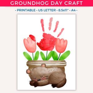 Peut inclure: Un modèle d'artisanat imprimable pour la Journée de la marmotte. L'artisanat présente une empreinte de main en forme de fleur, avec trois tulipes roses et une marmotte endormie dans un pot brun.