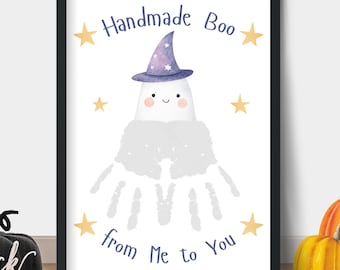 Puede incluir: Un estampado enmarcado con temática de Halloween que presenta un simpático personaje fantasma con un sombrero de mago morado. El fantasma está hecho de huellas de manos y tiene una cara sonriente. El texto "Handmade Boo from Me to You" está escrito en azul.