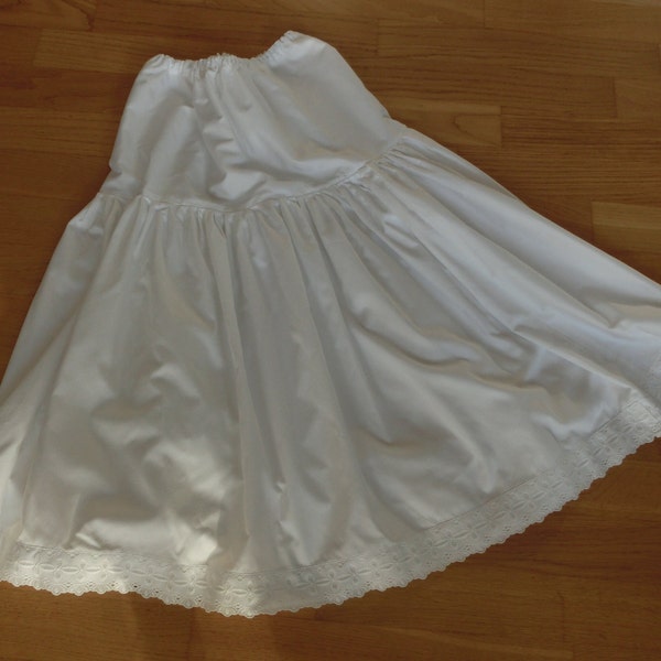 PETTICOAT, underware JOSEPHINE, wunderschöner weißer Unterrock, Spitze am Saum, etwa Gr.42