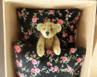 Teddy Miniaturbär HANS HERMANN, Vintage Bär von Fa. Hermann Teddy, schläft in brauner Box mit passender Bettwäsche, entzückendes Geschenk