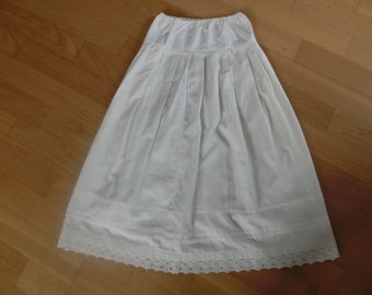 Unterrock, Petticoat MARIETTA, wunderschöner Unterrock aus Damast, einfacher Baumwollsattel, 3 Biesen und Spitze, Saumweite etwa 150 cm