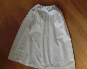 Petticoat, Underware ULRIKE-PENELOPE, weißer Unterrock mit zauberhafter Stickerei und Monogramm UP, Spitzen, Einzelstück- wunderschönes Teil