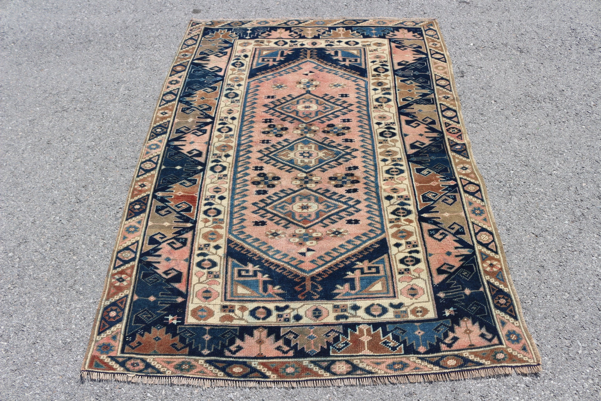 137×123 “Rose quartz”ViNTAGE TURKiSH RUG 137×123 “Rose quartz”ViNTAGE TURKiSH RUG Handmade Vintage