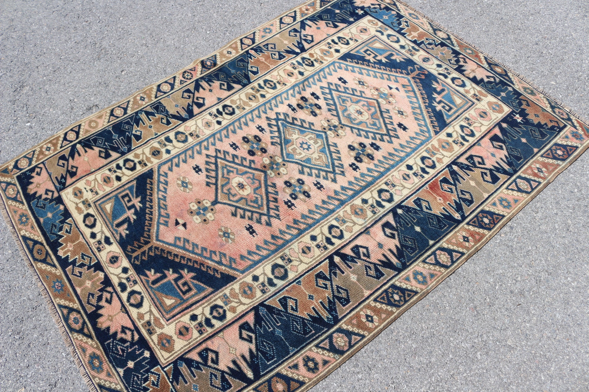 137×123 “Rose quartz”ViNTAGE TURKiSH RUG 137×123 “Rose quartz”ViNTAGE TURKiSH RUG Handmade Vintage