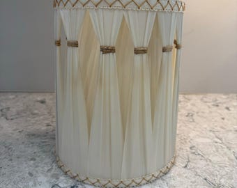 Pantalla de lámpara cilíndrica con pliegues pellizcados, estilo vintage de mediados de siglo (MCM).