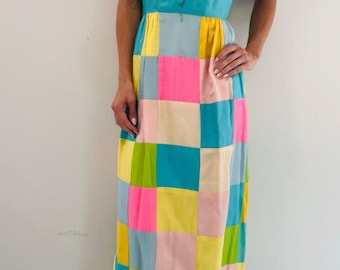 1970-tals vintage maxiklänning i lapptäcke, djärva, ljusa färger, New York-designer, liten