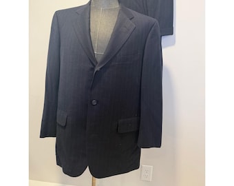 Chaqueta de traje a medida de Brooks Brothers, azul marino con raya diplomática.