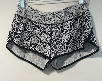 Pantalones cortos Lululemon Run Speed, modelo Posey/Miss Mosaic en blanco y negro, talla 8