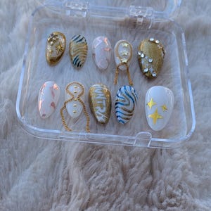 Huntrix Press On Nails, Golden Nails, Kpop Demon Hunters Nails, White Nails, Gold Nails, Rumi, Mira, Zoey imagem 3