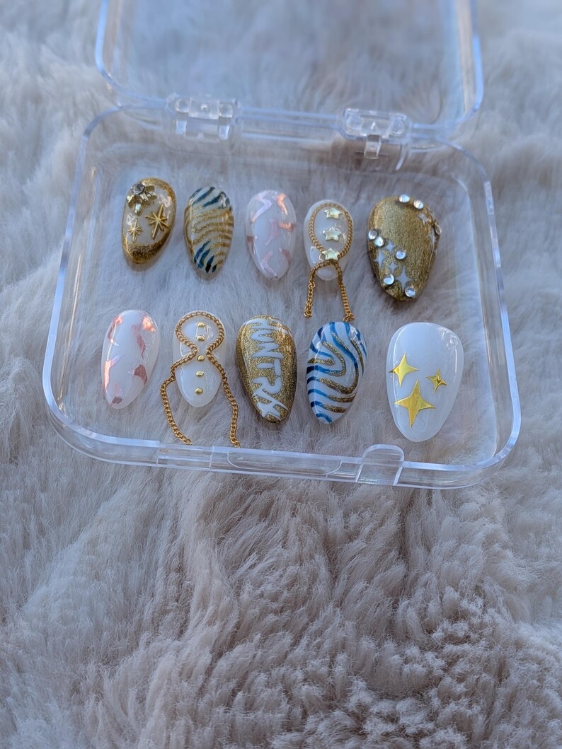 Huntrix Press On Nails, Golden Nails, Kpop Demon Hunters Nails, White Nails, Gold Nails, Rumi, Mira, Zoey imagem 3